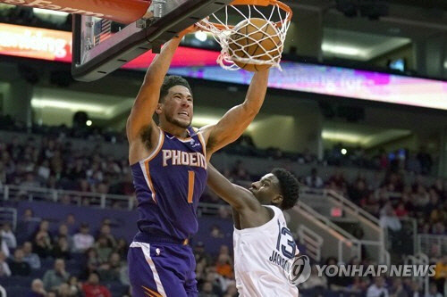 NBA 데빈 부커 NBA 비디오 게임 대회에서 우승한 데빈 부커(1번)  [AP=연합뉴스]